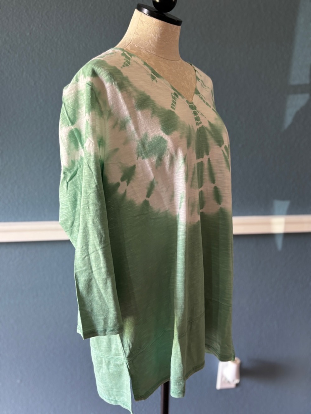 Chico’s Zenergy Tie Dye Tunic Top in Mint Green and White - NWT Size 3 (16/18) - Picture 2 of 10
